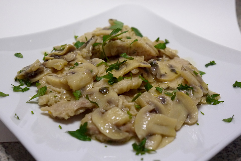 Ricetta per un secondo piatto sfizioso: le scaloppine ai funghi