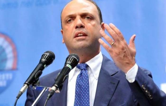 Angelino Alfano: sbloccheremo stipendi polizia