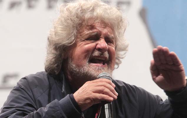 Beppe Grillo, invito alla minoranza PD: mandiamo a casa Renzi
