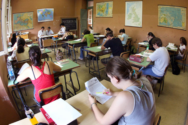 Cagliari: sesso con il professore per alzare la media, stupro in classe