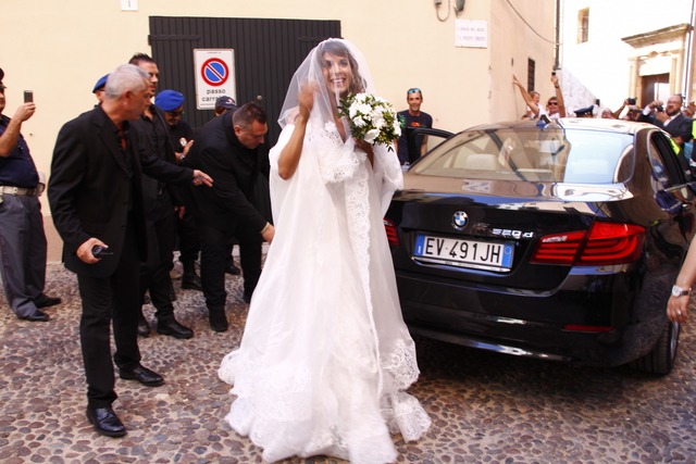 In beneficienza l’abito da sposa di Elisabetta Canalis