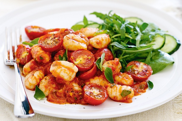 La prova del cuoco: gnocchi di patate con aglio e pomodorini, la ricetta