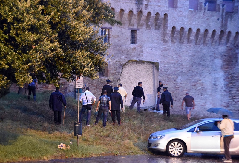 Jesi, Ancona: arrestato il folle armato di machete, selfie dei passanti