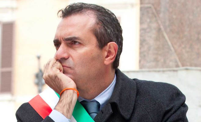 Luigi De Magistris non vuole dimettersi, Grasso: applicabile la Severino