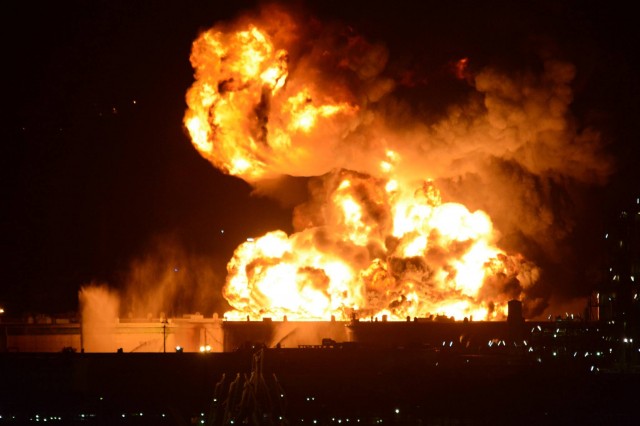 Milazzo, Messina: brucia una raffineria, probabile disastro ambientale