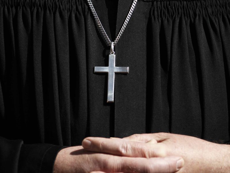 Perugia, sacerdote ricattato per foto osé: morto oggi suicida