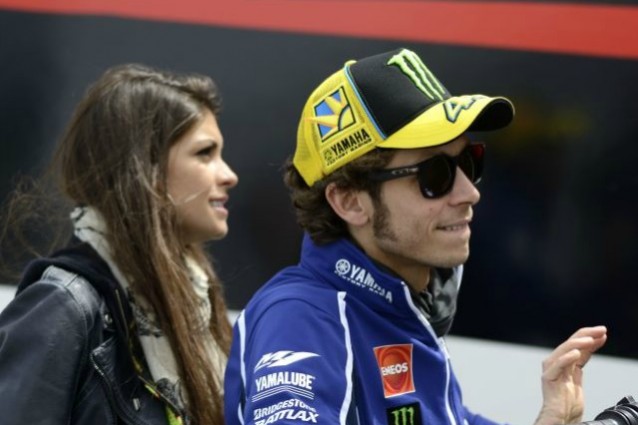 Valentino Rossi vince in moto e nell’amore