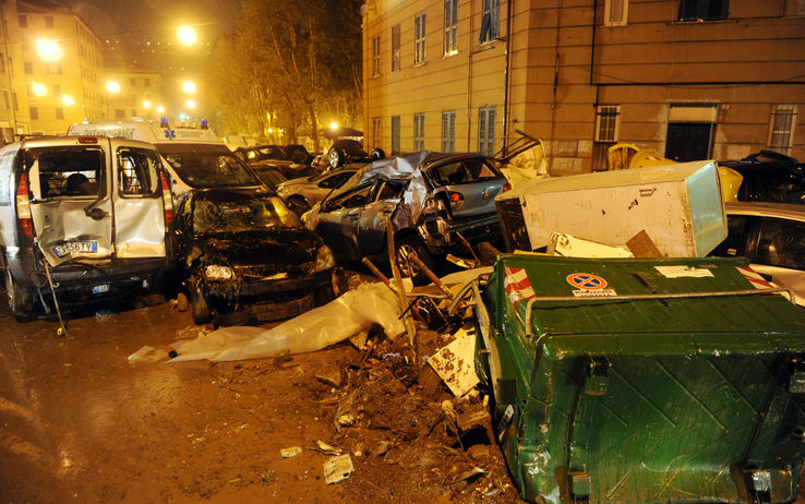 Genova travolta dal maltempo: allerta meteo, morti e forse feriti