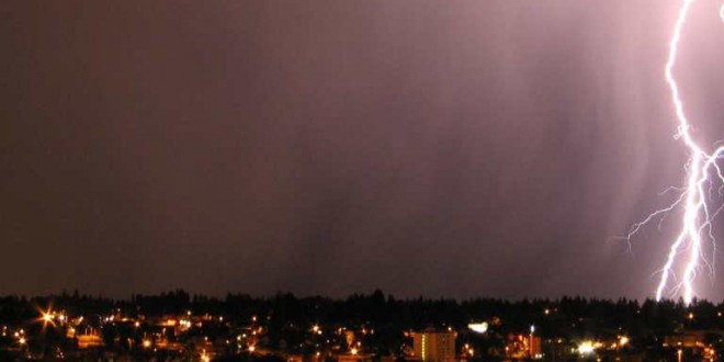 Allerta meteo Nord, a Firenze un fulmine sfonda un tetto