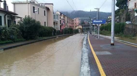 Maltempo, Liguria sott’acqua. A10 chiusa, ferrovia interrotta