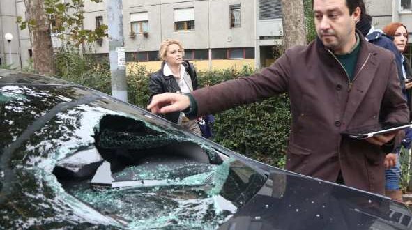 Bologna: Salvini aggredito, calci contro la sua auto