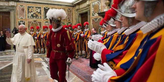 Papa Francesco “licenzia” capo delle guardie svizzere