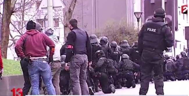 Panico a Parigi, killer poliziotta prende 5 ostaggi