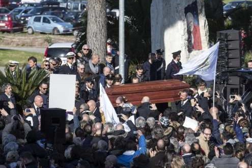 Pino Daniele, funerali a Roma. Indagine per omicidio colposo
