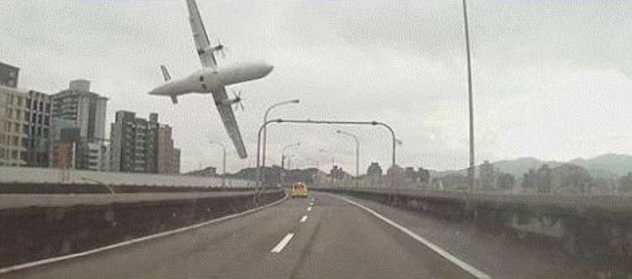 Taiwan, aereo urta ponte e cade: almeno 23 morti