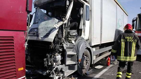 Tir contro pullman studenti: tutti salvi