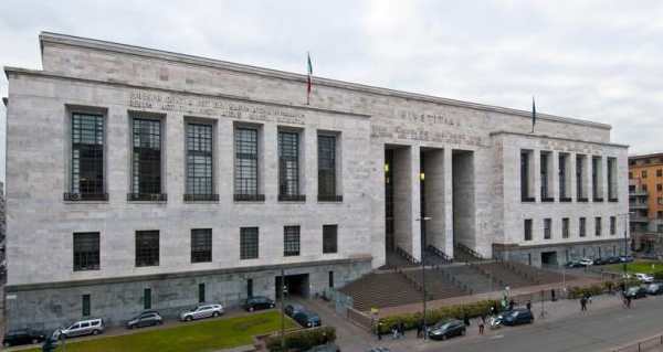 Tribunale Milano, estrae pistola e uccide 3 persone