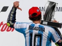 Valentino Rossi con la maglia di Maradona