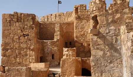 Isis sventola bandiera al museo di Palmira