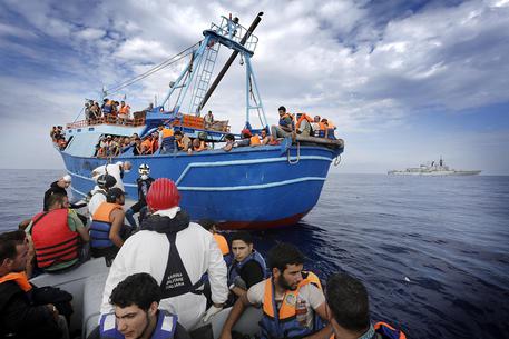 Scafisti gettano zaino con insulina, bambina siriana muore in mare