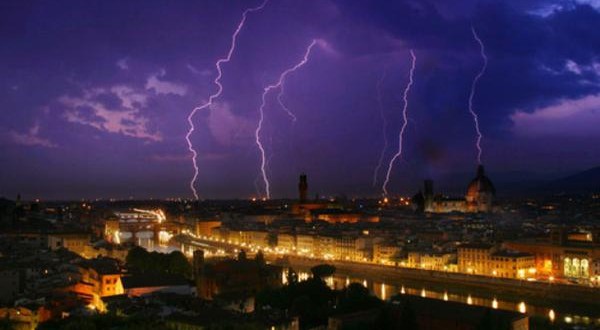 Meteo, altroché San Lorenzo: in Italia piovuti migliaia di fulmini. Ecco i dati del 2015