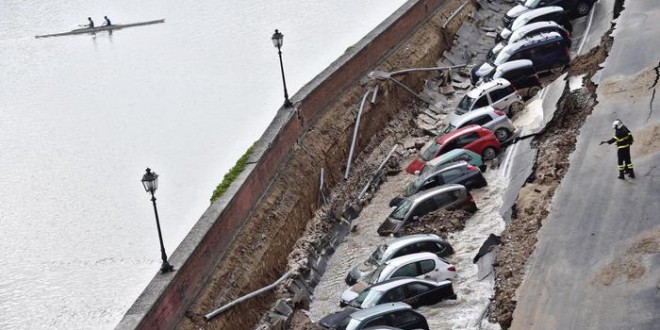 Firenze, voragine Lungarno. Città senza acqua