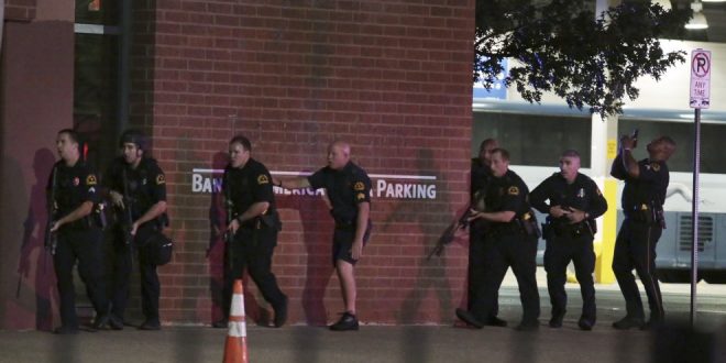 Strage a Dallas, 5 poliziotti uccisi, 7 poliziotti feriti