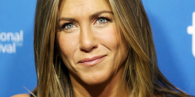 Jennifer Aniston invita a guardare la vita da Giffoni