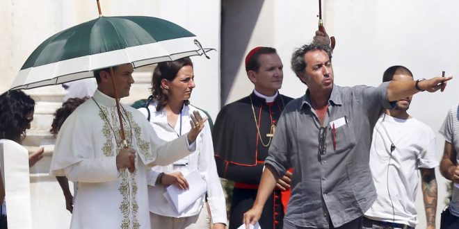 Paolo Sorrentino dirige Jude Law, il Papa giovane