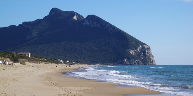 Spiaggia: cosa mangiare per rimanere leggeri quando si va al mare